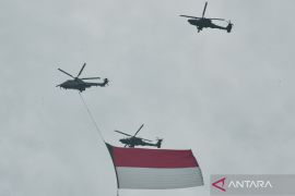 Bendera Merah Putih raksasa diterbangkan ke angkasa pada perayaan HUT RI
