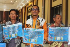 Pelindo Regional 2 Panjang salurkan bantuan tiga unit "hand tractor" dukung pertanian