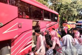 Puluhan siswa Kabupaten Tangerang mulai masuk asrama Sekolah Rakyat