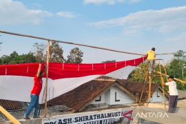 Warga Desa Pagerjurang Boyolali rayakan kemerdekaan dengan kibarkan bendera sepanjang 80 meter
