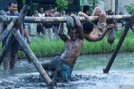 Lomba Agustusan gebuk guling