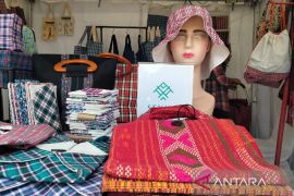 Pelaku UMKM tawarkan  kerajinan bahan sarung di Kejuaraan Jetski  2025