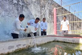 Monev Kakanwil Ditjenpas Sumbar tabur benih 1.500 ekor ikan lele di Rutan Lubuk Sikaping