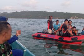 Tim gabungan selamatkan ABK korban perahu terbalik di Teluk Pacitan
