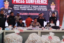 Polres Ponorogo gerebek produksi obat penggemuk dan pelangsing ilegal