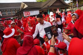 Pemkot Pontianak bagikan 5.000 bendera merah putih
