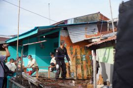 Wali Kota Pontianak tinjau perbaikan rumah tak layak huni di gang Pajajaran V