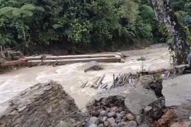 Jembatan penghubung Sinuangon Cubadak Barat, Pasaman terputus dihantam arus sungai (Video)