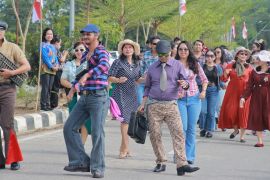 Festival busana 1980-an meriahkan HUT Ke-80 RI di Bengkayang