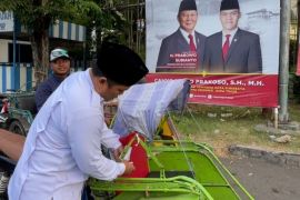 Sambut HUT ke 80 RI, Gerindra Surabaya bagi ratusan bendera