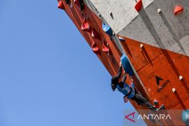 Kompetisi panjat tebing internasional di Bandung