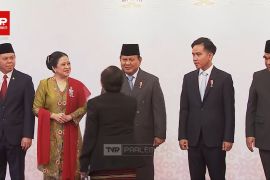 Puan  kenakan batik tulis Pekalongan saat sambut Prabowo-Gibran