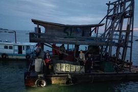 Tim gabungan tertibkan 202 PIP timah ilegal di laut Cupat Babar