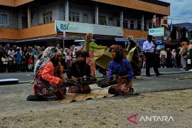 Natuna lestarikan tradisi melalui pawai budaya