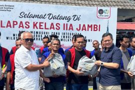 Lapas Kelas IIA Jambi beri bantuan sosial ke warga binaan kurang mampu