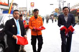 Hidupkan nilai-nilai kemerdekaan,Wako Padang Panjang berbagi Bendera Merah Putih