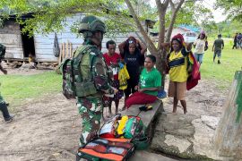 Satgas 521/DY bagi pakaian layak pakai perkuat semangat kebangsaan