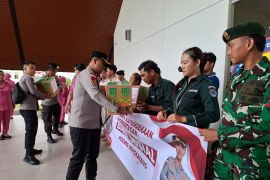 Polres Bengkayang Kalbar bagikan sembako kepada warga di perbatasan