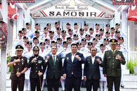 Vandiko kukuhkan Paskibraka Kabupaten Samosir Tahun 2025.