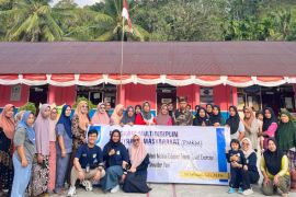 Tim PKM UNP edukasi warga Maek atasi nyeri bahu lewat teknik Towel Exercise