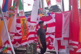 Penjualan bendera dan umbul-umbul laris manis di Ternate