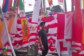 Penjualan bendera dan umbul-umbul laris manis di Ternate