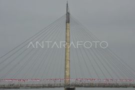 Pemasangan bendera Merah Putih di Jembatan Gentala Arasy