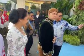 Raffi Ahmad berbusana adat Jawa menghadiri upacara HUT ke-80 RI di Istana Merdeka