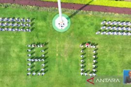 Paskibraka bentuk formasi "80" saat pengibaran bendera di Istana