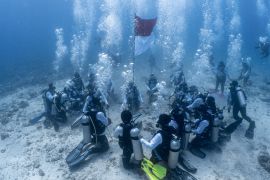 PT PIS gelar upacara bendera di terumbu karang bawah laut Labuan Bajo