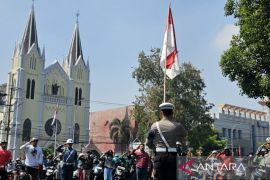 Polisi dan masyarakat peringati detik-detik Proklamasi RI di jalan