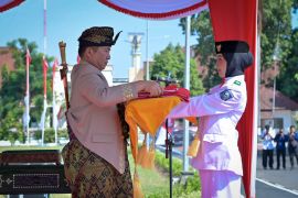 Gubernur Iqbal pakai baju adat Sasak pimpin upacara Kemerdekaan RI