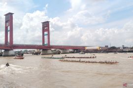 Ribuan wisatawan padati BKB saksikan Festival Perahu Bidar Sungai Musi