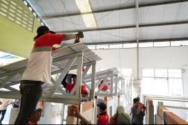 64 satgas DPRKPP Surabaya dilatih pasang atap UPVC