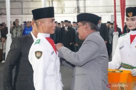 Bupati Anwar Sadat kukuhkan Paskibraka Kabupaten Tanjung Jabung Barat Tahun 2025