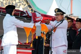 Bupati Anwar Sadatpimpin upacaraHUT RI ke-80 di Alun-Alun Kuala Tungkal