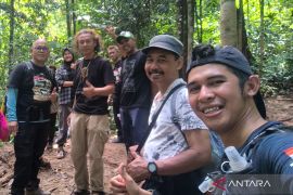 Ratusan wisatawan mendaki Gunung Halau-Halau peringati HUT ke-80 RI