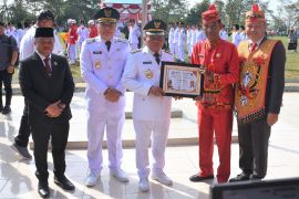 Bupati Kapuas terima penghargaan sebagai kepala daerah peduli radio