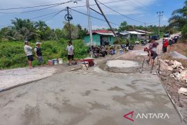 Warga Kereng Bangkirai jadikan perbaikan jalan kado HUT ke-80 RI