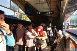 Masyarakat padati halte Bundaran HI saksikan karnaval HUT ke-80 RI