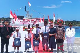 Pemkab Biak-Buddha Tzu Chi bantu peralatan sekolah 520 siswa Pulau Bromsi