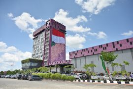 Anak muda Dumai kibarkan Bendera Merah Putih raksasa seberat 300 kilo di gedung tertinggi