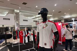Jersi merah timnas Indonesia jadi buruan suporter