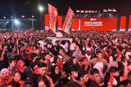 Presiden Prabowo berbaur di tengah kerumunan massa Pesta Rakyat Monas