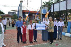 Pelindo Tanjungpandan gelar upacara HUT ke-80 RI dan salurkan beasiswa pendidikan