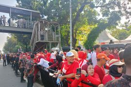 Warga bersorak terharu saat Kirab Merah Putih melintas di Patung Kuda