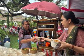 Istana boyong puluhan gerobakan kuliner jamu peserta Upacara HUT RI
