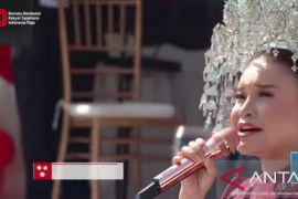Rossa nyanyikan "Indonesia Pusaka" di Istana Merdeka