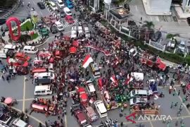 Ribuan relawan-warga Samarinda  khidmat kibarkan merah putih