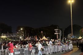 Masyarakat padati kawasan Patung Kuda menunggu Karnaval Kemerdekaan
